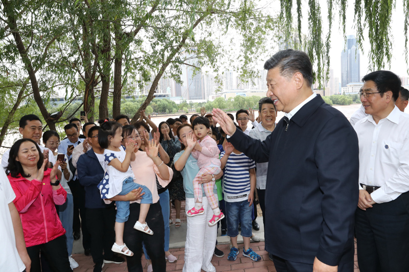 8月19日至22日，中共中央總書記、國家主席、中央軍委主席習(xí)近平在甘肅考察。這是21日下午，習(xí)近平在蘭州市黃河治理蘭鐵泵站項(xiàng)目點(diǎn)同正在休閑的群眾親切交談。