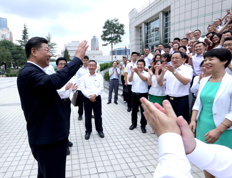 8月19日至22日，中共中央總書記、國家主席、中央軍委主席習(xí)近平在甘肅考察。這是21日下午，習(xí)近平在讀者出版集團(tuán)有限公司同工作人員親切交談。