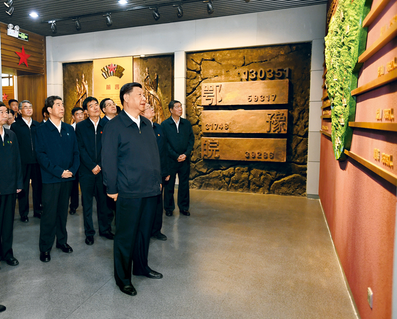 2019年9月16日至18日，中共中央總書記、國家主席、中央軍委主席習近平在河南考察。這是16日下午，習近平來到位于信陽市新縣的鄂豫皖蘇區(qū)首府烈士陵園，瞻仰革命烈士紀念堂。 新華社記者 謝環(huán)馳/攝